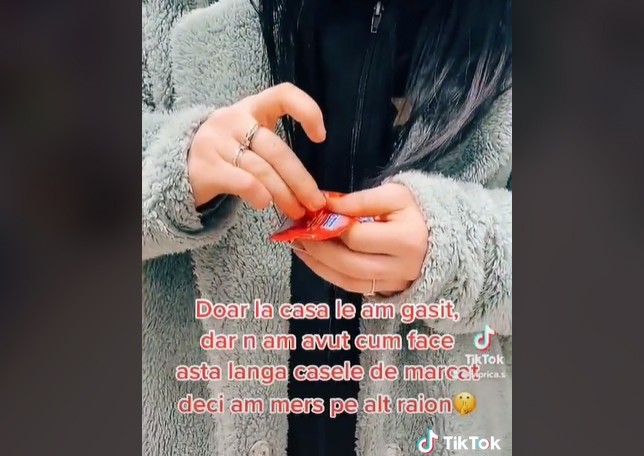 VIDEO! O tânără s-a filmat în timp ce înțepa prezervative într-un supermarket, produsele fiind puse apoi pe raft