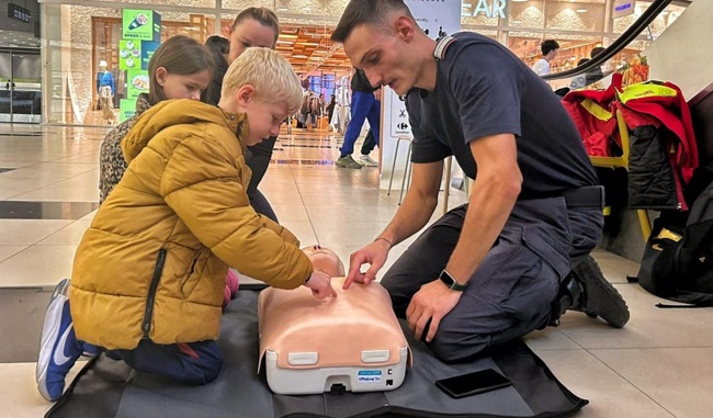 Peste 700 de timişoreni, între care mulţi copii şi tineri, instruiţi de pompieri cu privire la noțiunile de prim-ajutor