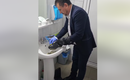 Un primar din județul Arad spală cizmele pline de noroi ale sătenilor (video)