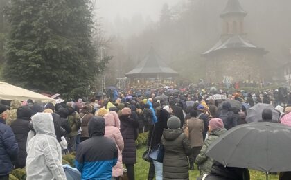 Peste 20 de persoane care participau la ceremoniile de canonizare a lui Arsenie Boca au fost asistate medical