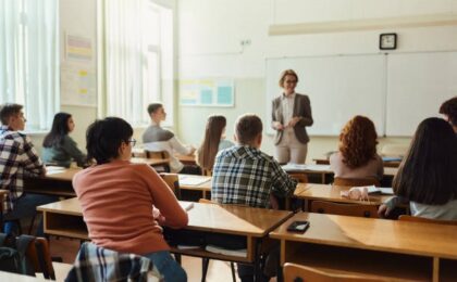 TALIS 2024: 42% dintre profesorii români cred că statutul lor e apreciat în societate