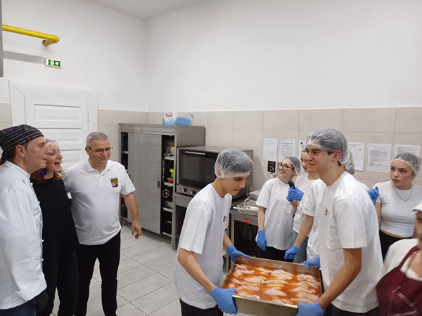 Proiect caritabil al elevilor de la Colegiul Național Bănățean din Timișoara pentru oamenii fără adăpost 2 Proiect caritabil al elevilor de la Colegiul Național Bănățean din Timișoara pentru oamenii fără adăpost