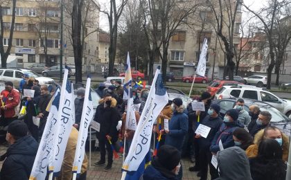 Protestele se extind. Angajații din poliție și penitenciare ies în stradă la Timişoara şi în alte oraşe.