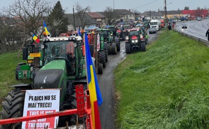 Cu tractoarele spre autostradă! Agricultorii protestează şi în Timiș. Circulaţie îngreunată pe unele drumuri. Foto