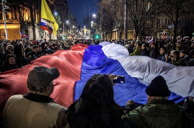 Protest la Belgrad în sprijinul Rusiei şi împotriva NATO: mii de sârbi au defilat fluturând steaguri ruseşti şi sârbe şi purtând poze cu Putin (video)