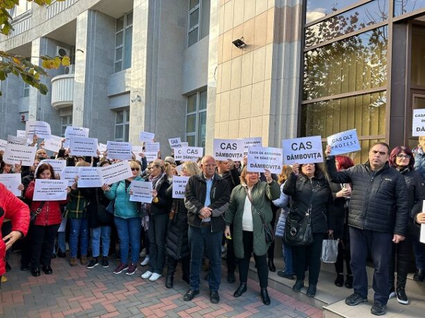 Angajații din Casele de Asigurări de Sănătate vor protesta, marți, în Piața Victoriei din București