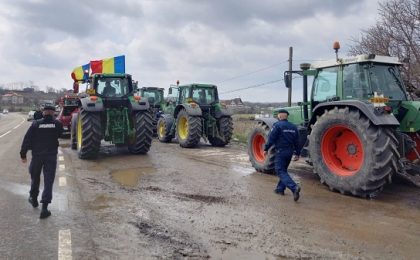Importul grâului ucrainean, faliment pentru agricultorii români. Agricultorii timișeni blochează ieșirile de pe Autostrada Vestului