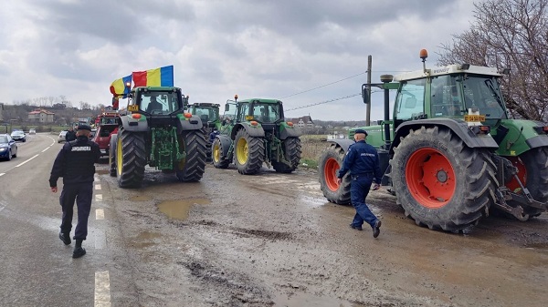 Importul grâului ucrainean, faliment pentru agricultorii români. Agricultorii timișeni blochează ieșirile de pe Autostrada Vestului