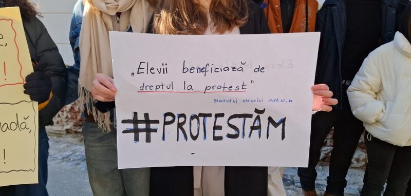 O profesoară din Timişoara este acuzată de elevi şi părinţi că face prozelitism religios şi propagandă politică la orele de limba română