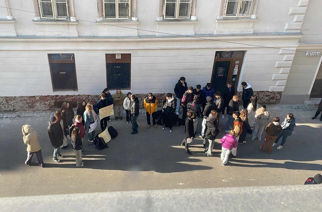 Protest spontan la Liceul Lenau din Timișoara: elevii refuză să intre la ora unei profesoare care este în conflict cu mai multe clase