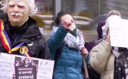 Protest în fața Ministerului Sănătății - restricțiile scot românii în stradă. Se cere demisia lui Alexandru Rafila