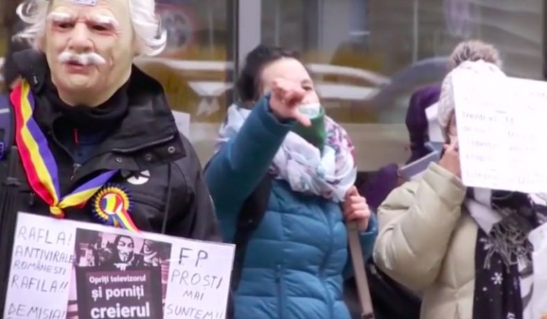 Protest în fața Ministerului Sănătății - restricțiile scot românii în stradă. Se cere demisia lui Alexandru Rafila