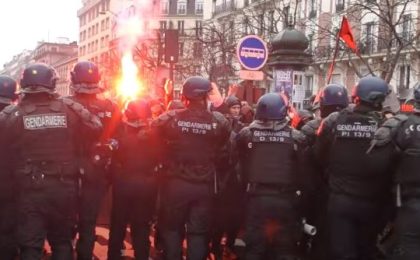 Imaginile momentului! Europa fierbe din cauza restricțiilor! Zeci de mii de oameni au ieșit în stradă la Paris și Viena