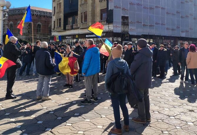 Piaţa Operei a adunat zeci de protestatari, situaţie tensionată cu jandarmii la Primăria Timişoara (video)