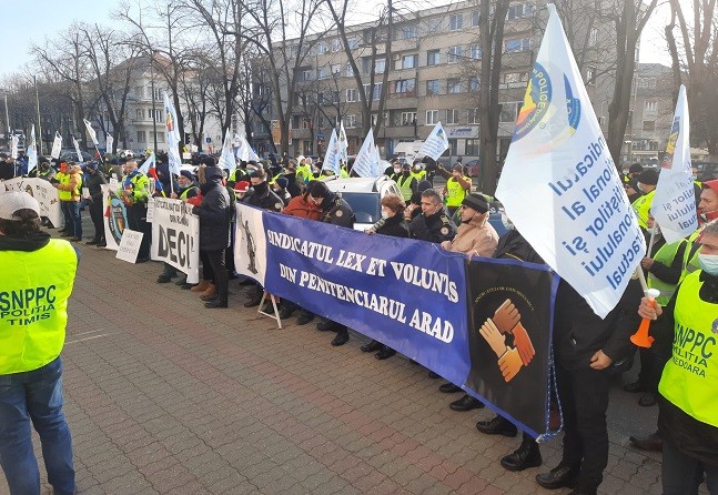 Video! Protest al poliţiştilor şi angajaţilor din penitenciare, la Timişoara