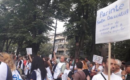 Profesorii din Timiș, din nou în stradă, alături de părinți și de elevi (video)