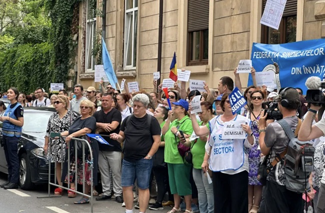 Profesorii anunță grevă generală și refuză începutul anului școlar pe 8 septembrie. "Vom fi în stradă până pleacă ministrul Educației"