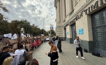 Aproximativ 200 de studenți din organizațiile universitare timișorene au participat la un miting de protest în fața Palatului Administrativ din Timișoara