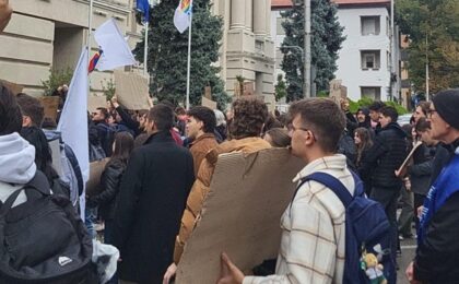 Studenții au încheiat cu un marș trei zile de proteste anemice și o zi pauză