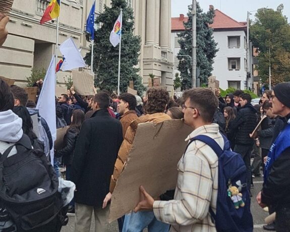 Studenții au încheiat cu un marș trei zile de proteste anemice și o zi pauză