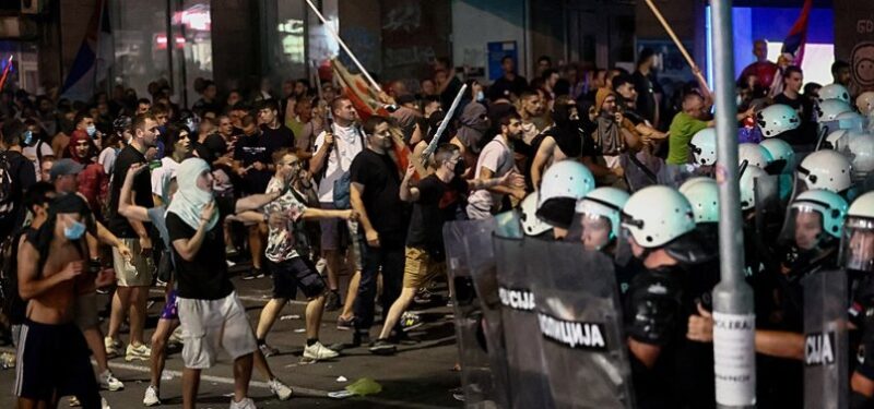 Zeci de protestatari sârbi, reținuți în timpul unor confruntări violente cu polițiștii la Belgrad