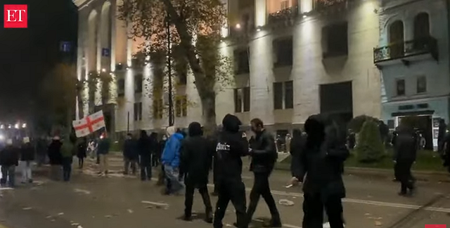 Proteste violente în Georgia după ce guvernul suspendă negocierile cu Uniunea Europeană