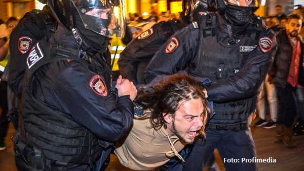 1.300 de oameni arestați la protestele din Rusia. „Acest regim s-a condamnat singur și își distruge tineretul”