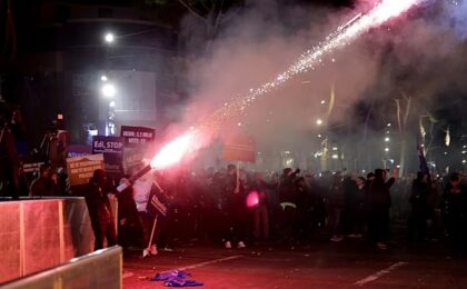 Cel puțin 16 polițiști răniți și 13 arestări după protestele violente din Tirana