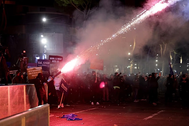 Cel puțin 16 polițiști răniți și 13 arestări după protestele violente din Tirana