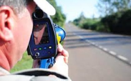 Tânăr de 24 de ani, prins de radar conducând cu 142 km/h pe un drum din Timiș