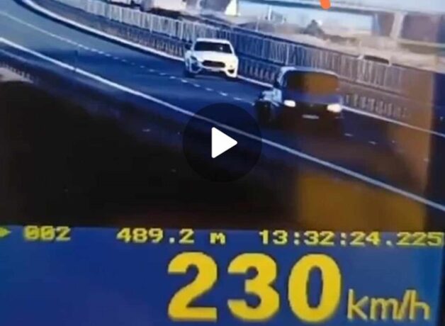 Video! Tânăr prins conducând cu 230 km/h pe autostradă, în vestul țării