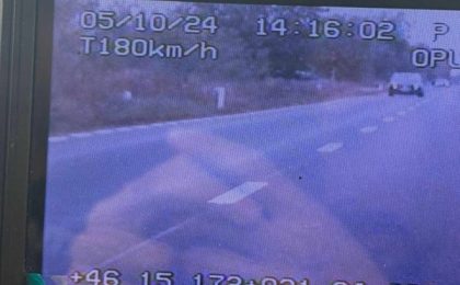 Șofer lăsat 5 luni fără permis și amendat cu 4.950 de lei. Circula cu 180 km/h pe un drum județean și avea airbag-ul dezactivat 18 Șofer lăsat 5 luni fără permis și amendat cu 4.950 de lei. Circula cu 180 km/h pe un drum județean și avea airbag-ul dezactivat