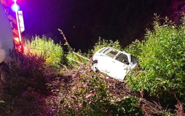 Șofer găsit încarcerat pe marginea unui râu, după ce s-a răsturnat cu mașina