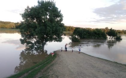 Râul Timiș a ieșit din matcă într-o comună de lângă Timișoara. Video