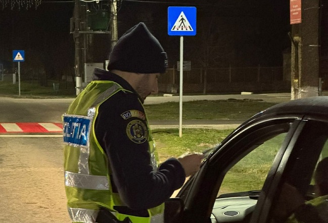 Tânăr prins de poliţişti, în Timiş, băut bine şi cu o maşină având numerele altui autoturism. Mulţi şoferi sub influenţa alcoolului 1 Tânăr prins de poliţişti, în Timiş, băut bine şi cu o maşină având numerele altui autoturism. Mulţi şoferi sub influenţa alcoolului