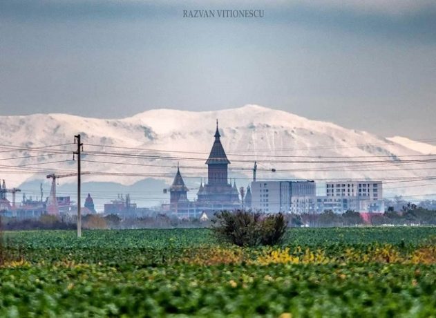 Imagini spectaculoase. Munții Țarcu și Retezat, având crestele înzăpezite, fotografiați de la Timișoara