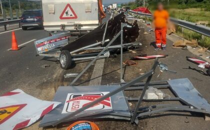 Două remorci de semnalizare și un autovehicul DRDP Timișoara, avariate. Conducerea nechibzuită duce la producerea unor accidente