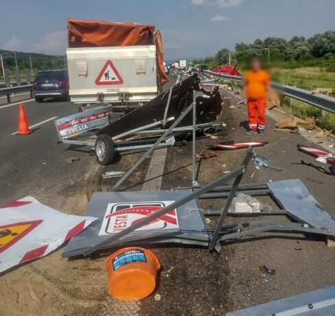 Două remorci de semnalizare și un autovehicul DRDP Timișoara, avariate. Conducerea nechibzuită duce la producerea unor accidente