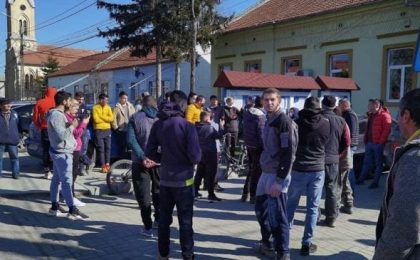 Revoltă în fața unei primării din județul Timiș