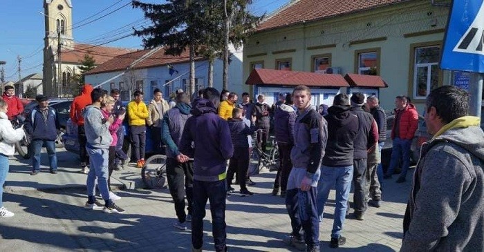 Revoltă în fața unei primării din județul Timiș