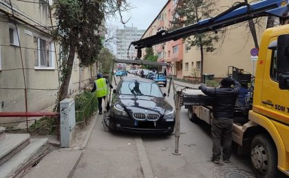 La Timişoara a început vânătoarea de maşini parcate neregulamentar sau pe trotuare. Acţiune în forţă a poliţiei