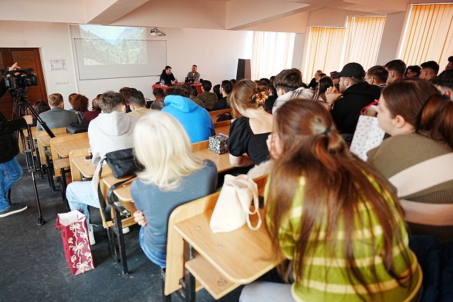 Studenții de la Construcții, față în față cu doi oameni îndrăgostiți de munte, deținători de recorduri
