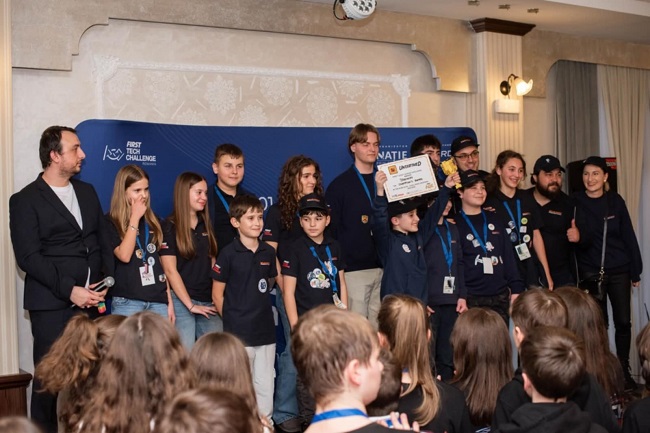Echipa de robotică Brainery din Timișoara a obținut locul I și prestigiosul premiu Champion’s Award la etapa regională a competiției internaționale de robotică FIRST LEGO League 1 Echipa de robotică Brainery din Timișoara a obținut locul I și prestigiosul premiu Champion’s Award la etapa regională a competiției internaționale de robotică FIRST LEGO League