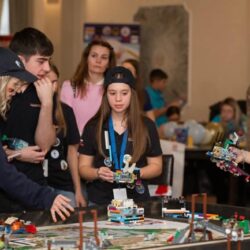 Echipa de robotică Brainery din Timișoara a obținut locul I și prestigiosul premiu Champion’s Award la etapa regională a competiției internaționale de robotică FIRST LEGO League 2 robotica1