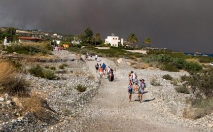 Peste 3.500 de persoane evacuate din casele și hotelurile din Rodos