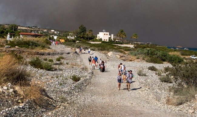 Peste 3.500 de persoane evacuate din casele și hotelurile din Rodos