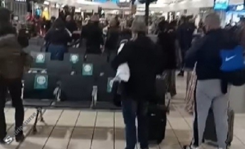 Imaginile care au îngrozit Anglia: Zeci de români de etnie romă se calcă măcelăresc în aeroportul din Luton