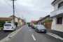 Locuitorii din Ronaț sunt revoltați: primăria a îngustat străzile, a lărgit trotuarele dar le-a blocat cu stâlpi, iar Poliția Locală amendează rezidenții pe bandă rulantă