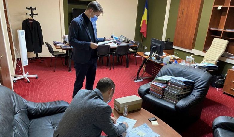 Procurorii DNA au descins în Primăria Timişoara, în biroul viceprimarului USR Ruben Lațcău