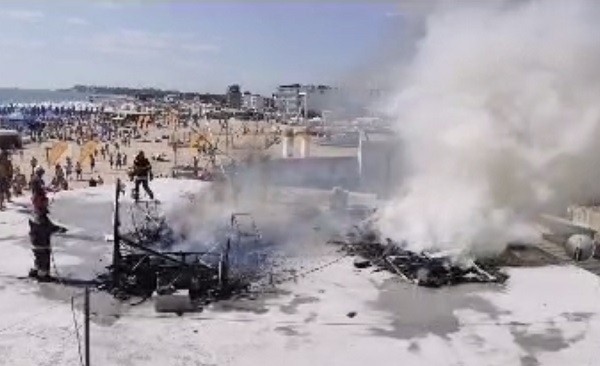 Video! Incendiu pe plaja din Eforie Nord. Două rulote s-au făcut scrum